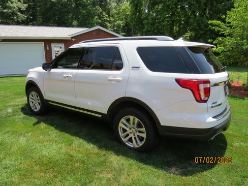 Used 2018 Ford Explorer XLT w/ Equipment Group 202A AWD/4WD image 5