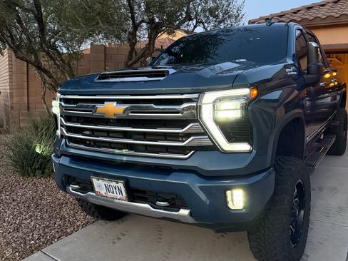 Used 2024 Chevrolet Silverado 2500 High Country w/ Technology Package AWD/4WD image 5