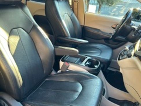 Used 2019 Chrysler Pacifica Touring-L FWD image 13