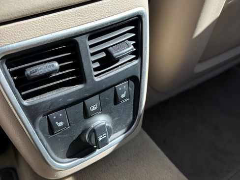 Used 2013 Chrysler 300 C RWD image 2