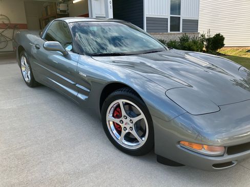 Used 2004 Chevrolet Corvette Coupe w/ Roof Package RWD image 6