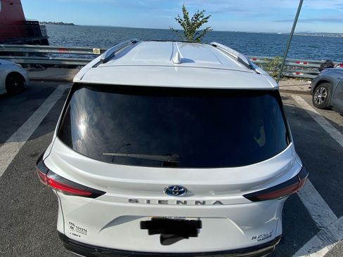 Used 2022 Toyota Sienna Platinum AWD/4WD image 17