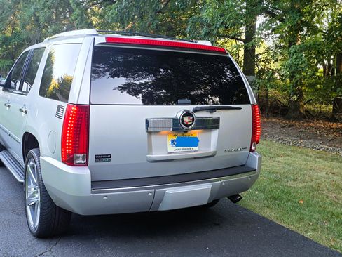 Used 2011 Cadillac Escalade Luxury image 6