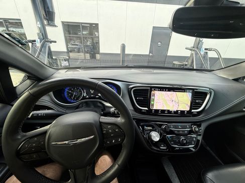 Used 2022 Chrysler Pacifica Touring-L w/ S Appearance Package FWD image 10