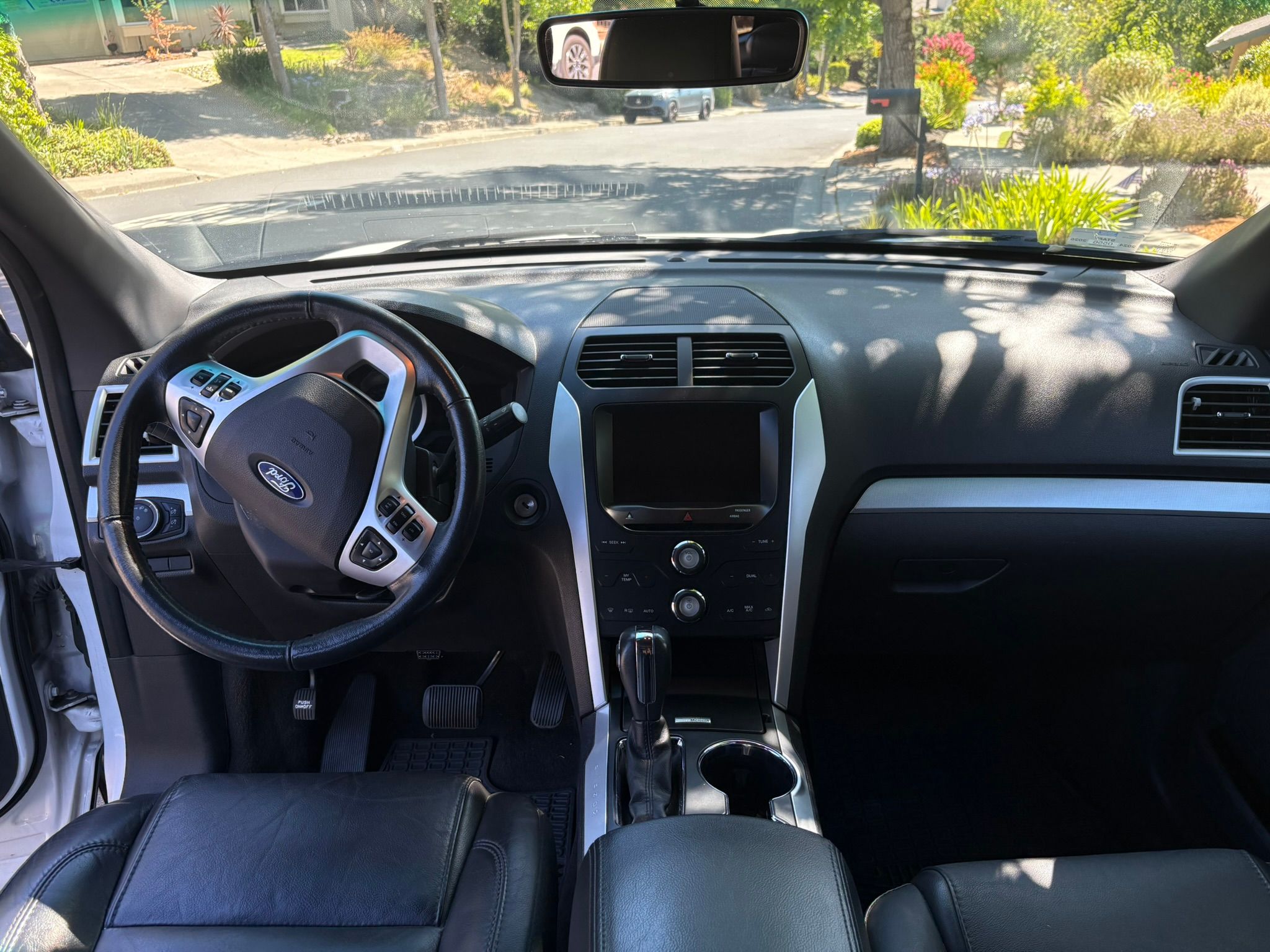 Used 2015 Ford Explorer XLT w/ Equipment Group 202A FWD image 11