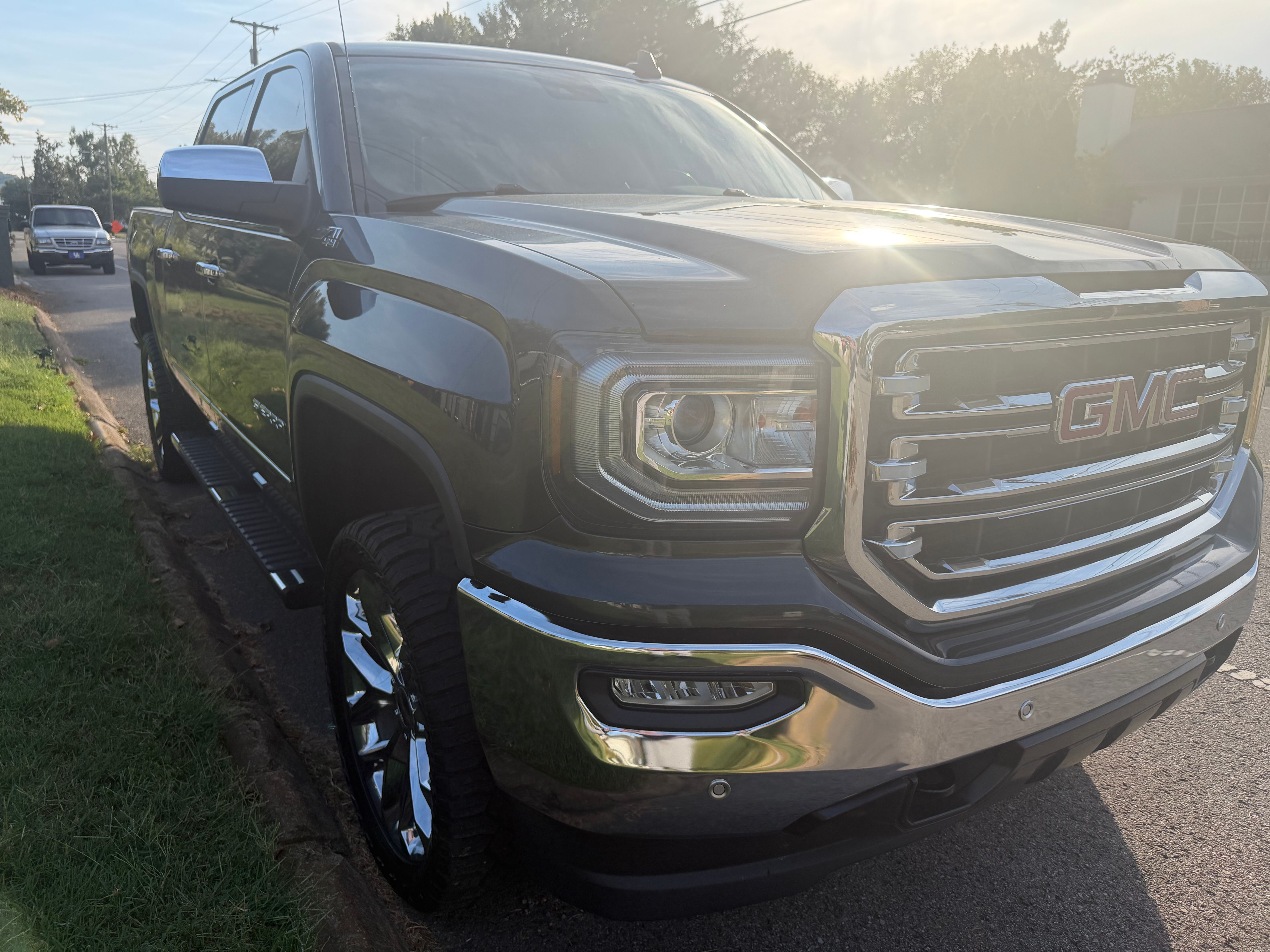 Used 2018 GMC Sierra 1500 SLT w/ SLT Premium Package AWD/4WD image 28