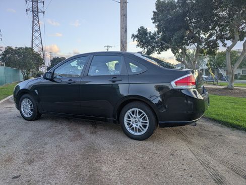 Used 2010 Ford Focus SE image 8