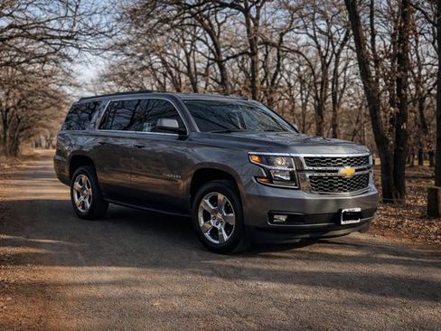 Used 2020 Chevrolet Suburban LT w/ Luxury Package image 4
