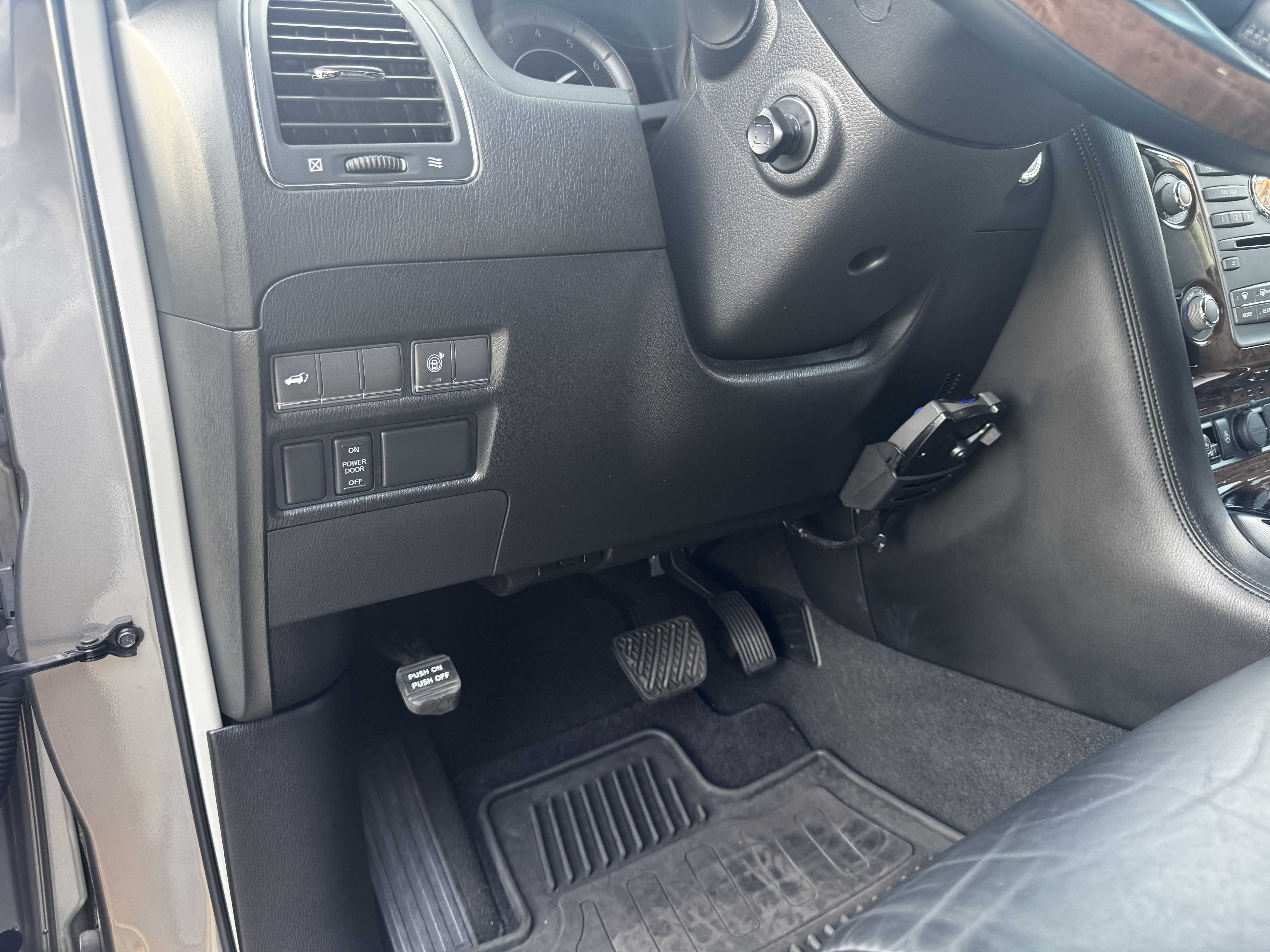 Used 2013 INFINITI QX56 4WD w/ Deluxe Touring Pkg image 10