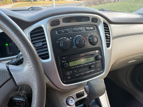 Used 2005 Toyota Highlander 2WD V6 w/ 3rd Row image 18
