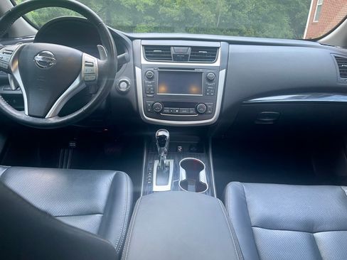 Used 2016 Nissan Altima 3.5 SL w/ 3.5 Technology Package FWD image 9