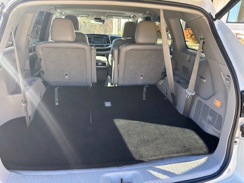 Used 2019 Toyota Highlander XLE image 9