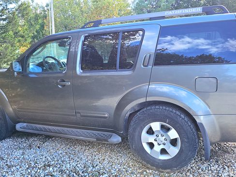 Used 2005 Nissan Pathfinder SE image 2