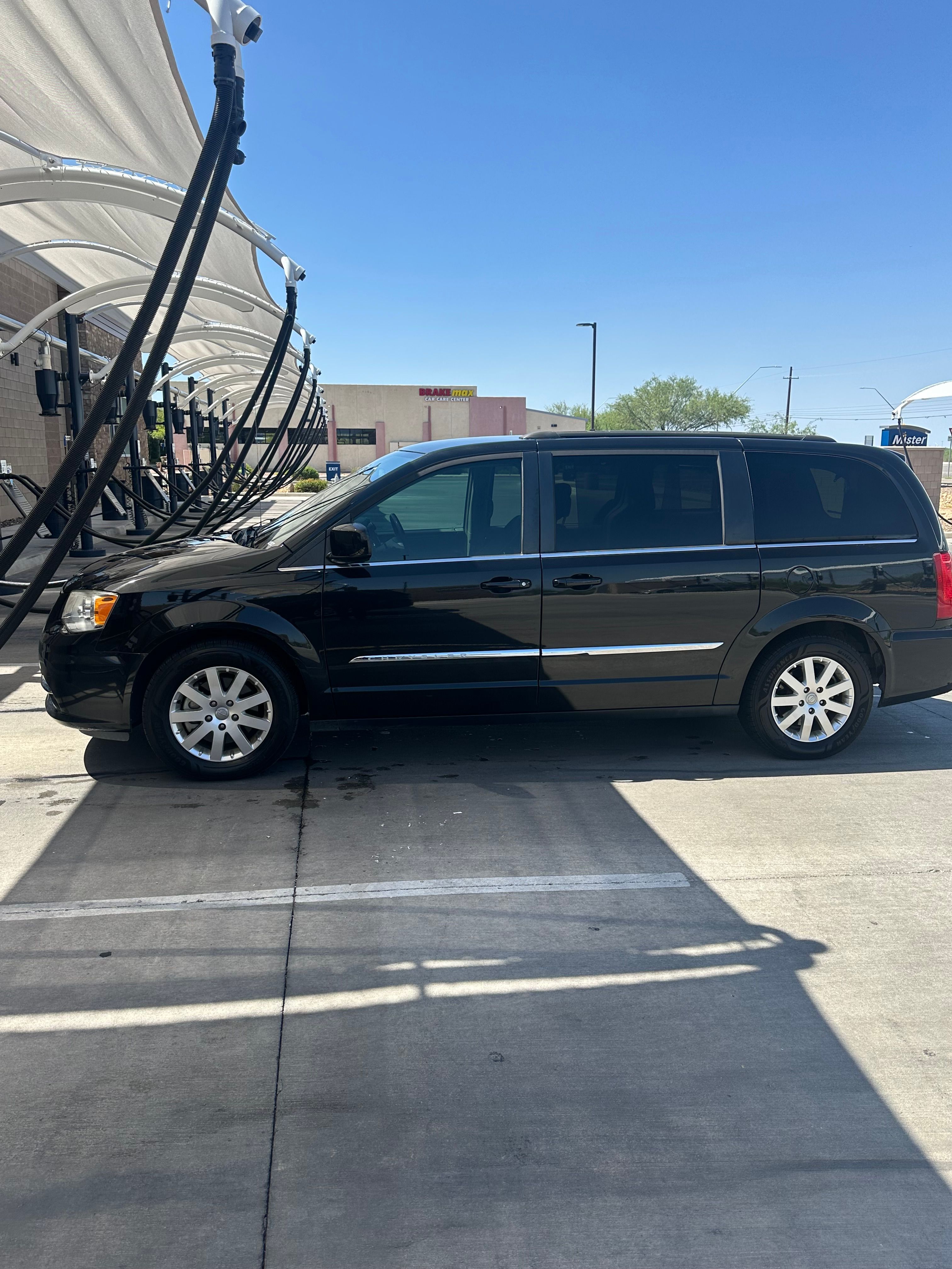Used 2016 Chrysler Town & Country Touring FWD image 2