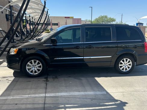 Used 2016 Chrysler Town & Country Touring FWD image 2