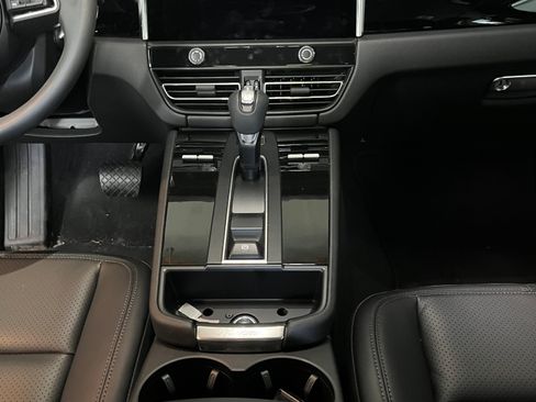 Used 2025 Porsche Macan S image 9