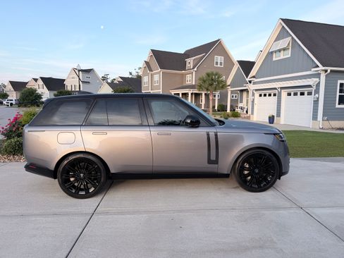 Used 2023 Land Rover Range Rover SE AWD/4WD image 2