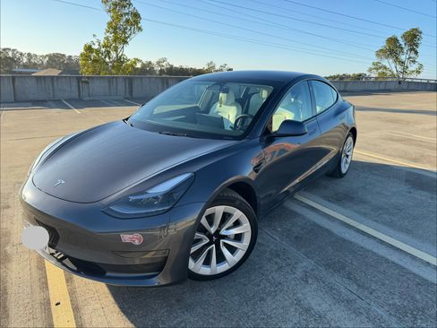 Used 2023 Tesla Model 3 Standard Range image 2