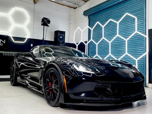 Used 2015 Chevrolet Corvette Z06 w/ 3LZ Preferred Equipment Group RWD image 2