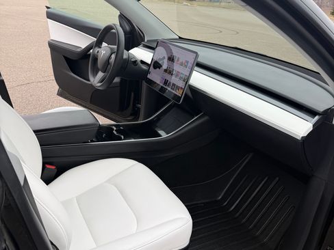 Used 2021 Tesla Model Y Long Range image 8