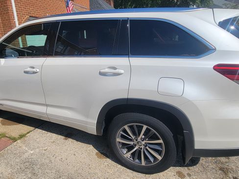 Used 2017 Toyota Highlander XLE AWD/4WD image 2