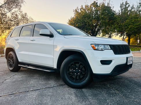 Used 2018 Jeep Grand Cherokee Laredo image 9