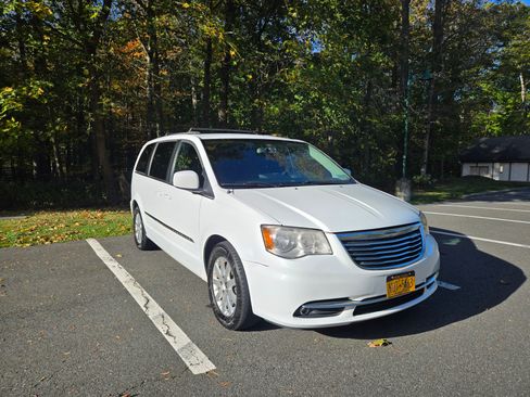 Used 2015 Chrysler Town & Country Touring image 8