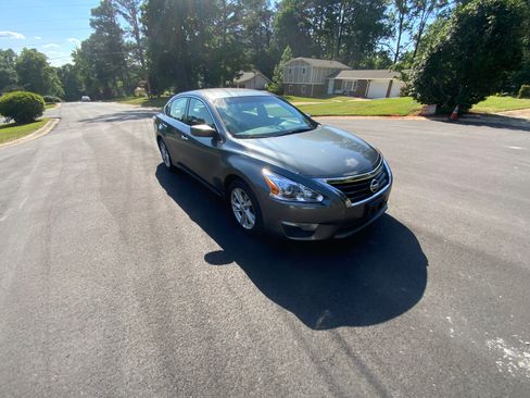 Used 2014 Nissan Altima 2.5 SV FWD image 2