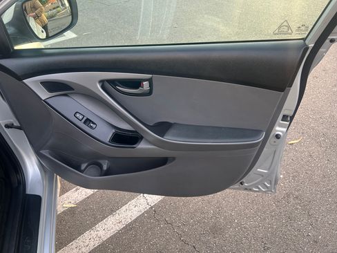 Used 2015 Hyundai Elantra SE image 5