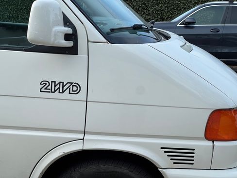 Used 2002 Volkswagen Eurovan GLS FWD image 2