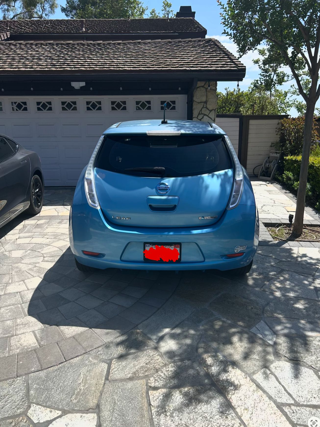Used 2011 Nissan Leaf SV FWD image 1