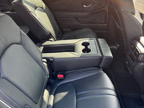Used 2025 Honda Pilot Elite image 14