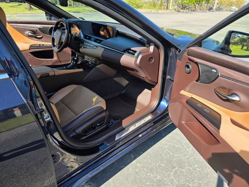 Used 2019 Lexus ES 300h w/ Accessory Package image 12