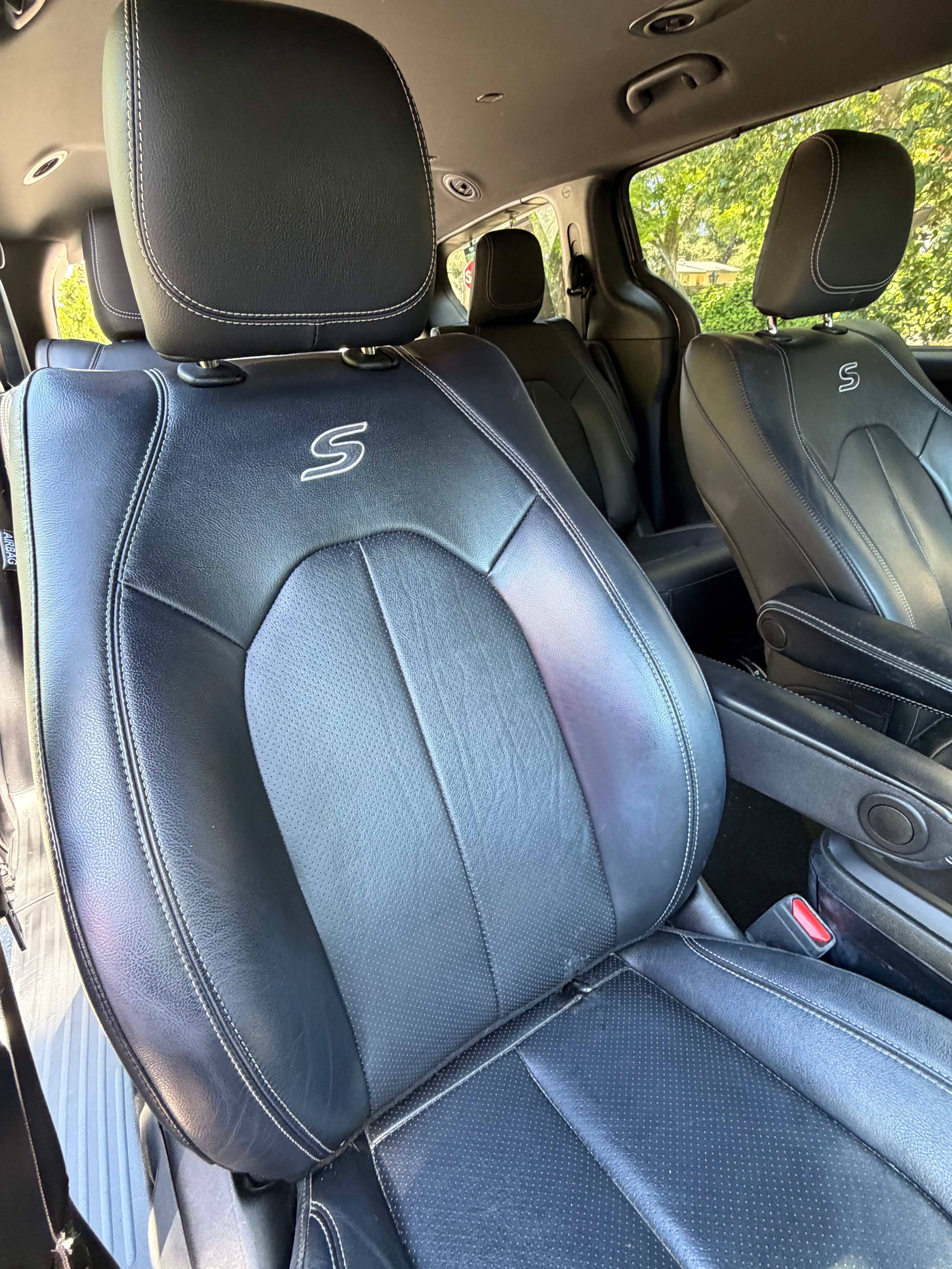 Used 2020 Chrysler Pacifica Touring-L w/ S Appearance Package FWD image 9