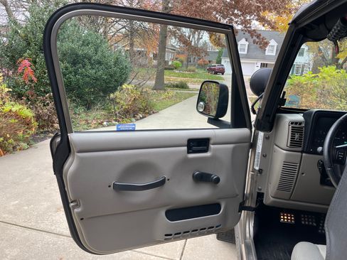 Used 2005 Jeep Wrangler Unlimited Rubicon w/ Sahara Edition Group image 18