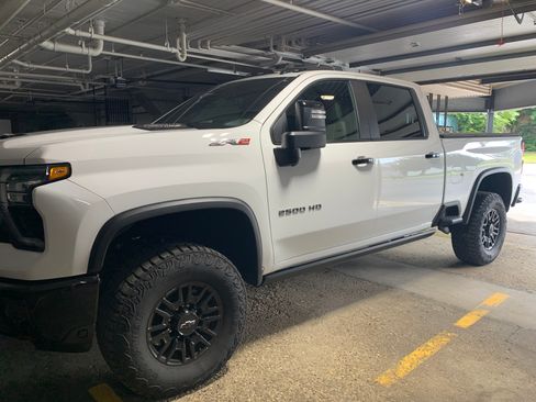 Used 2025 Chevrolet Silverado 2500 ZR2 w/ Technology Package AWD/4WD image 10