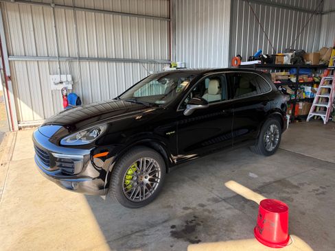 Used 2016 Porsche Cayenne S image 1