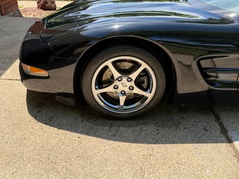 Used 1998 Chevrolet Corvette Coupe w/ Memory Pkg RWD image 2