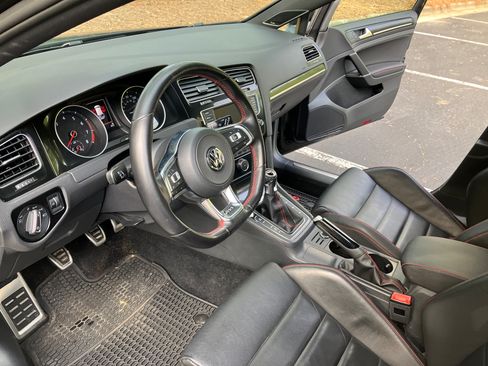 Used 2017 Volkswagen GTI SE image 11