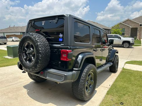 Used 2018 Jeep Wrangler Unlimited Sahara AWD/4WD image 5