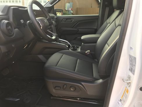 Used 2025 Chevrolet Colorado Trail Boss image 4