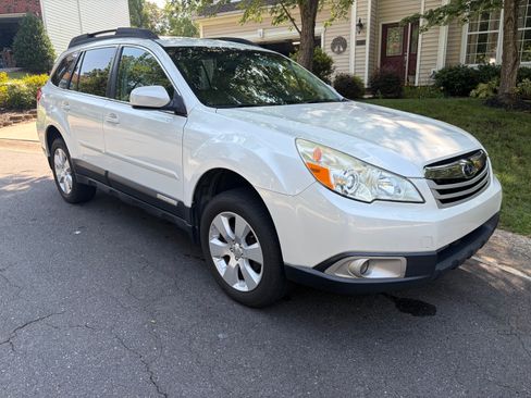 Used 2011 Subaru Outback 2.5i Premium AWD/4WD image 1