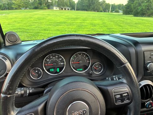 Used 2013 Jeep Wrangler Sport AWD/4WD image 15
