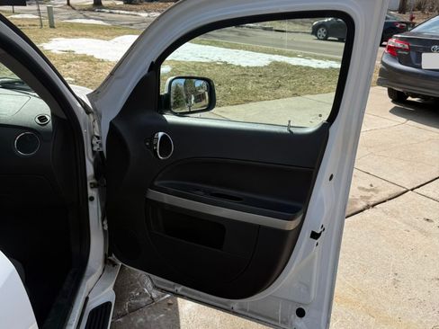 Used 2011 Chevrolet HHR LT image 16
