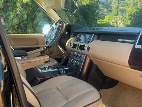 Used 2011 Land Rover Range Rover HSE image 9