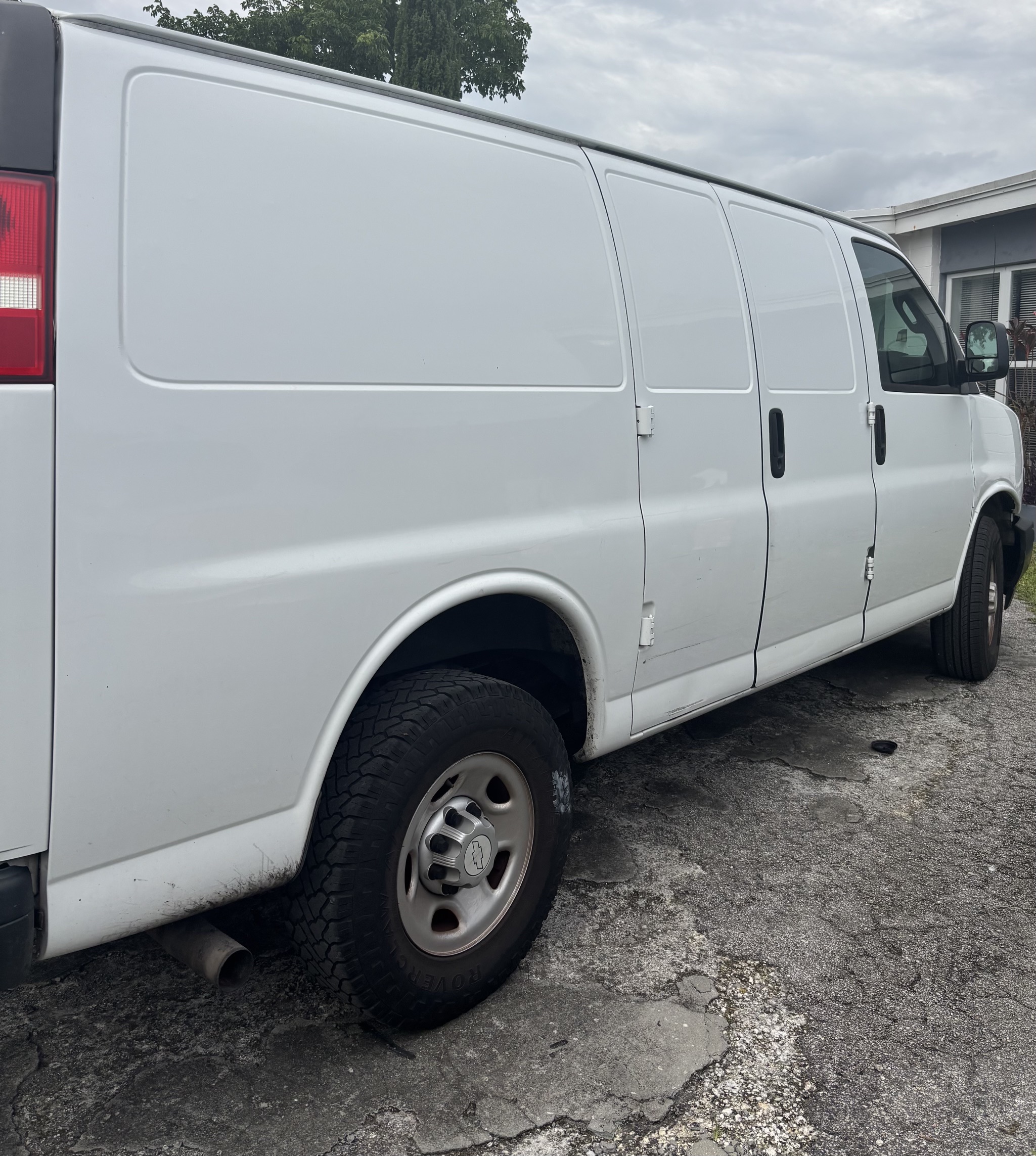 Used 2018 Chevrolet Express 2500 w/ Driver Convenience Package RWD image 14