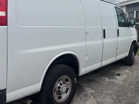Used 2018 Chevrolet Express 2500 w/ Driver Convenience Package RWD image 14