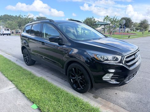 Used 2019 Ford Escape SE FWD image 1