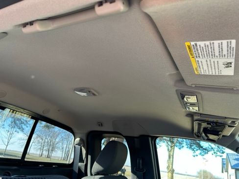 Used 2010 Nissan Frontier SE w/ SE Value Truck Pkg image 6