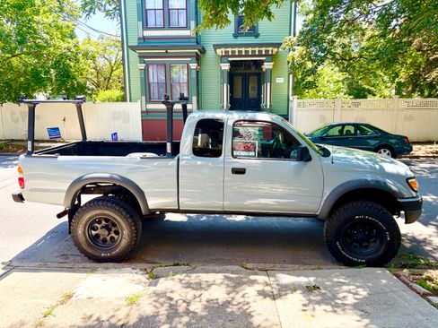 Used 2001 Toyota Tacoma 4x4 Xtracab V6 w/ SR5 Pkg w/ Chrome Pkg image 1